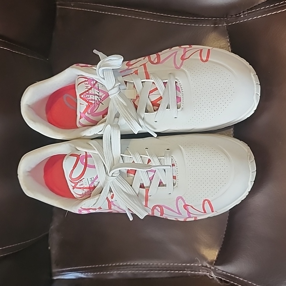 VALENTINES DAY...WORN ONCE COMFORT SKECHERS SPORTS SHOES 10 Sooooo Cute?‼️‼️‼️❤️